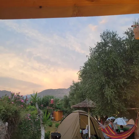 Camping Borsh Hotel *